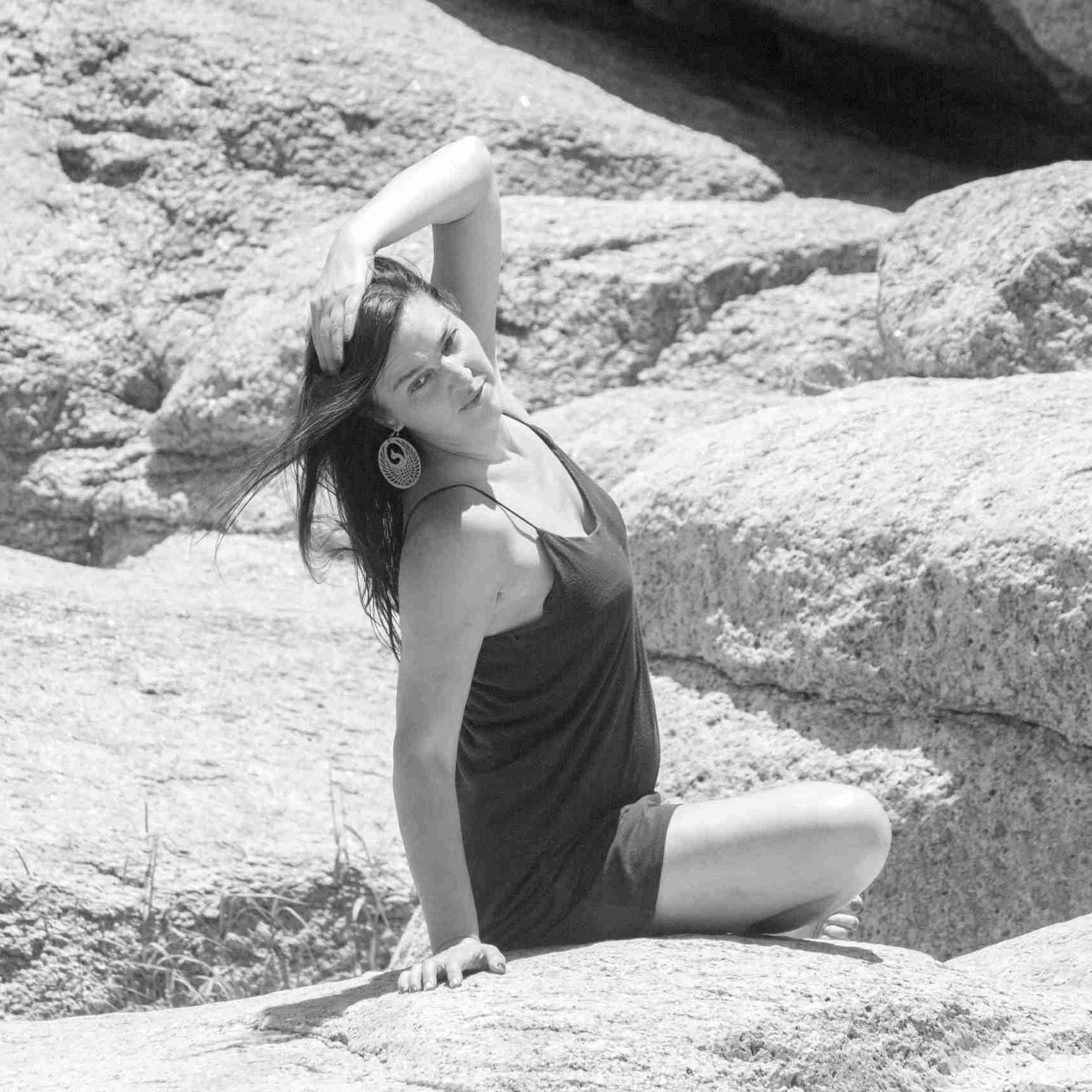 Simone Wege practicando Feldenkrais en la naturaleza en Salta, Argentina, durante la clase “Dead Bird”, enfocada en la organización de ojos, cuello, hombros y rotación de la columna.